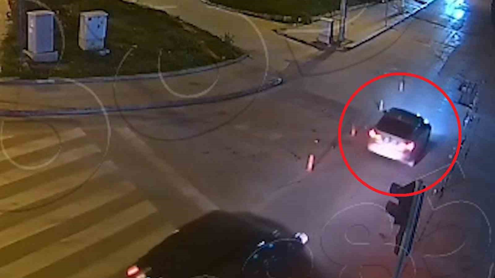 Alkollü sürücü trafiği altüst etti, gözaltına alınırken de 3 polisi yaraladı
