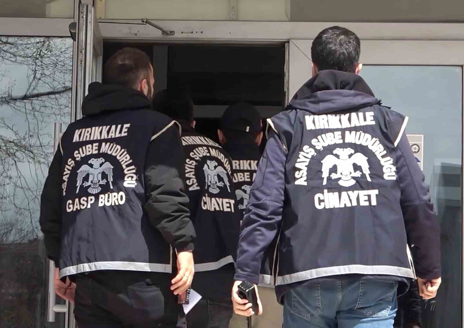 Alkollü sürücü trafiği altüst etti, gözaltına alınırken de 3 polisi yaraladı
