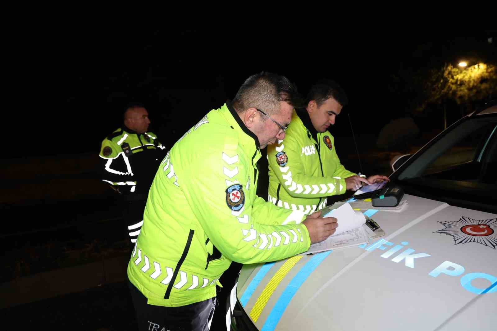 Alkollü sürücü yolda uyuya kaldı, uyanınca polise ecel teri döktürdü

