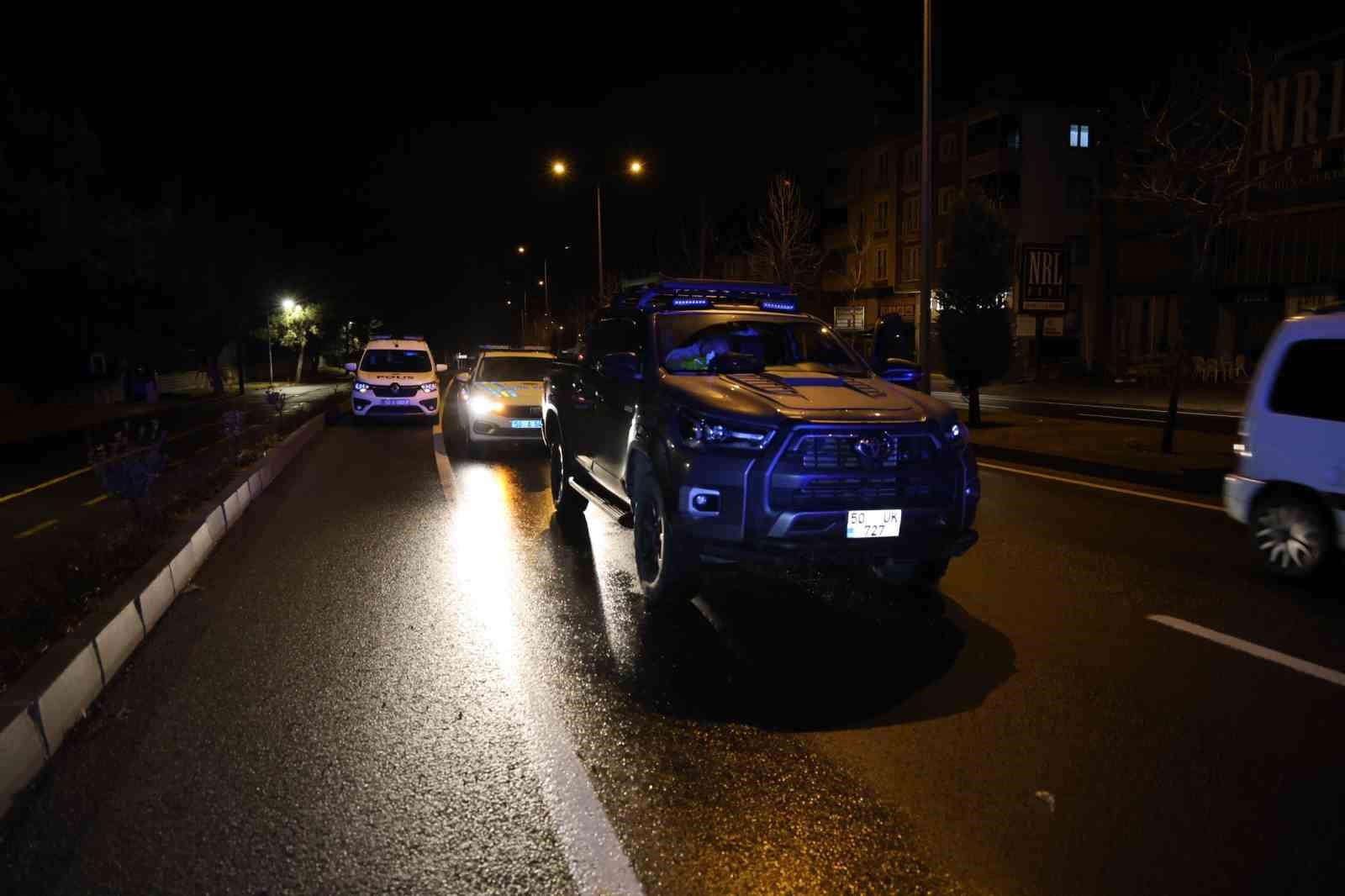 Alkollü sürücü yolda uyuya kaldı, uyanınca polise ecel teri döktürdü
