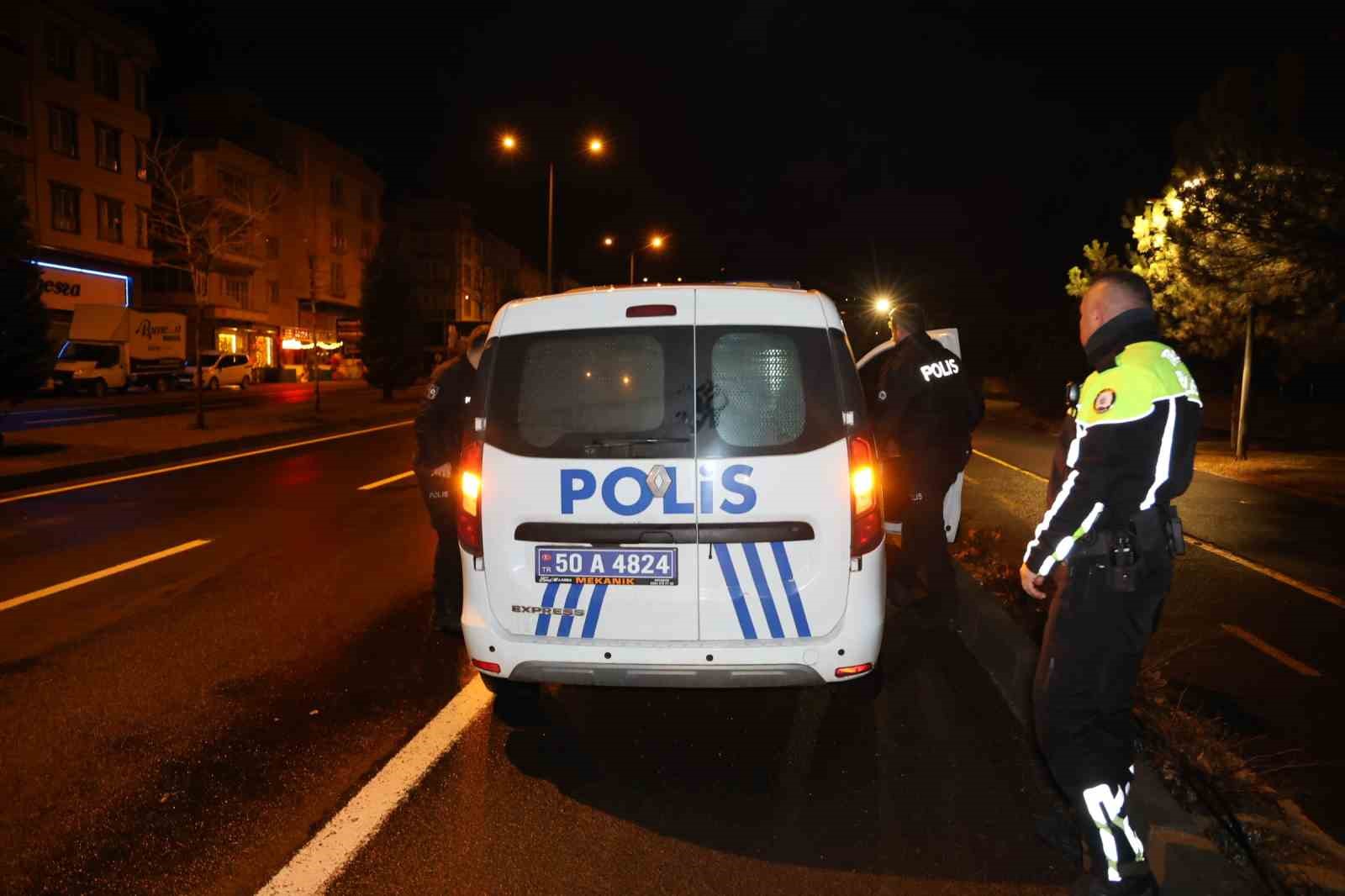 Alkollü sürücü yolda uyuya kaldı, uyanınca polise ecel teri döktürdü
