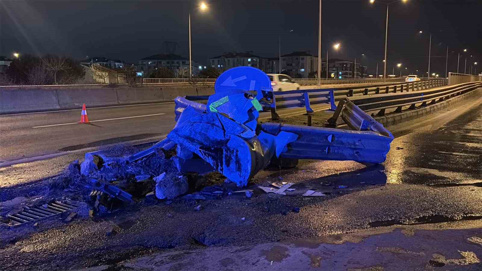 Alkollü sürücünün kullandığı araç bariyere ok gibi saplandı... O anlar kamerada
