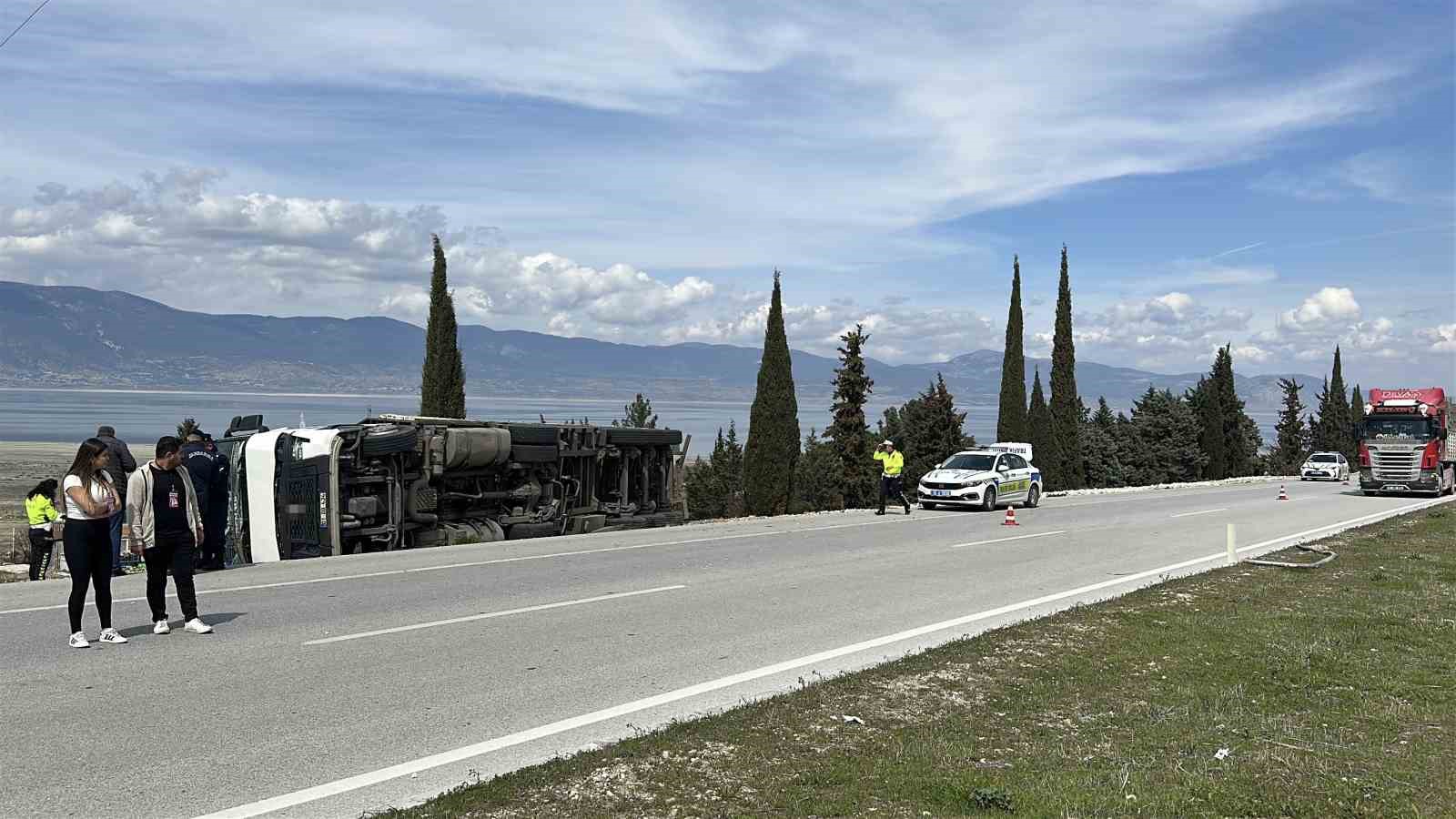 Alkollü sürücünün kullandığı tır yan yattı: 1 yaralı
