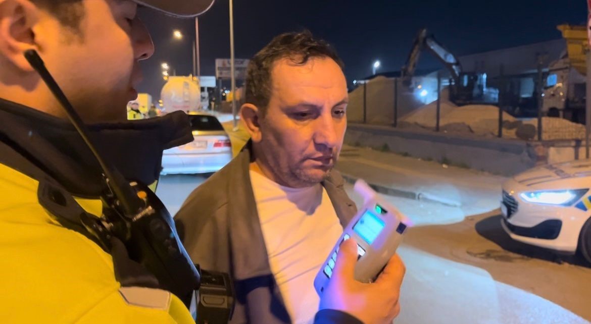 Alkollü yakalandı polise hakaretten gözaltına alındı
