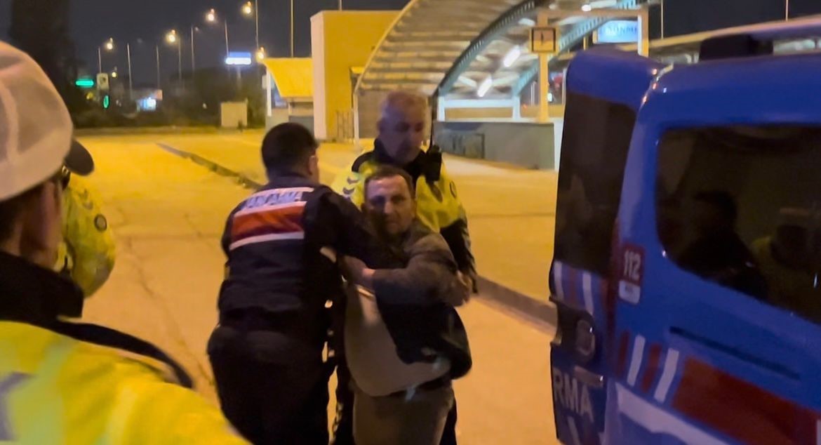 Alkollü yakalandı polise hakaretten gözaltına alındı
