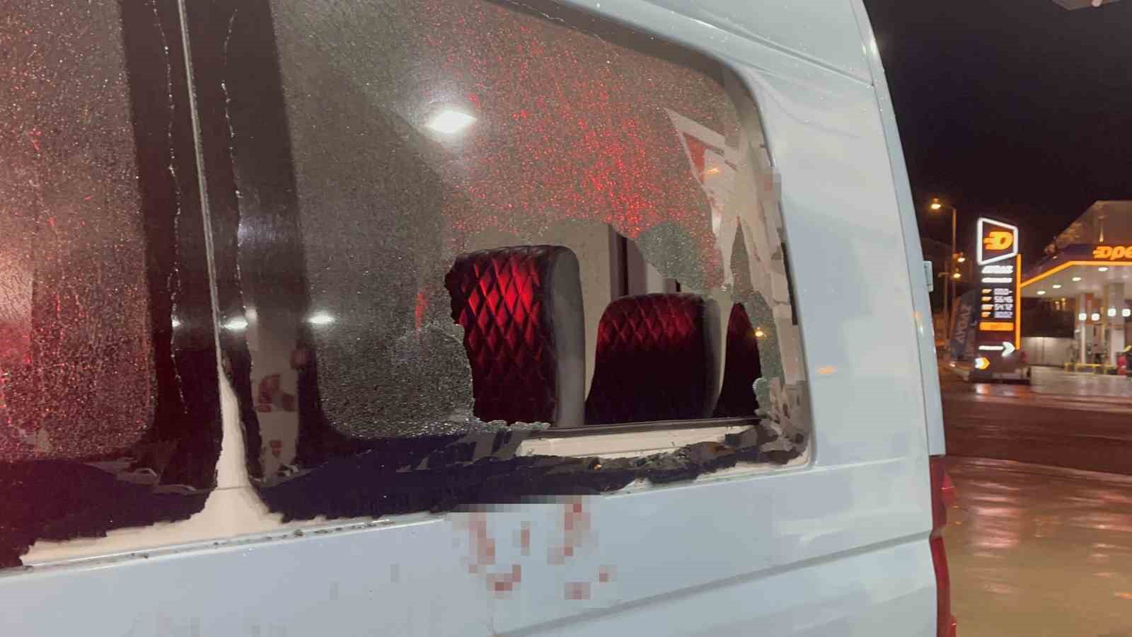 Alkolmetreyi üflememek için direndi, dolmuşun camını kafasıyla kırdı
