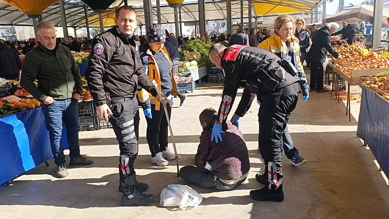 Alkolün etkisiyle pazaryerinde sızdı, vatandaşlar uyandıramayınca polis ve sağlık ekipleri müdahale etti
