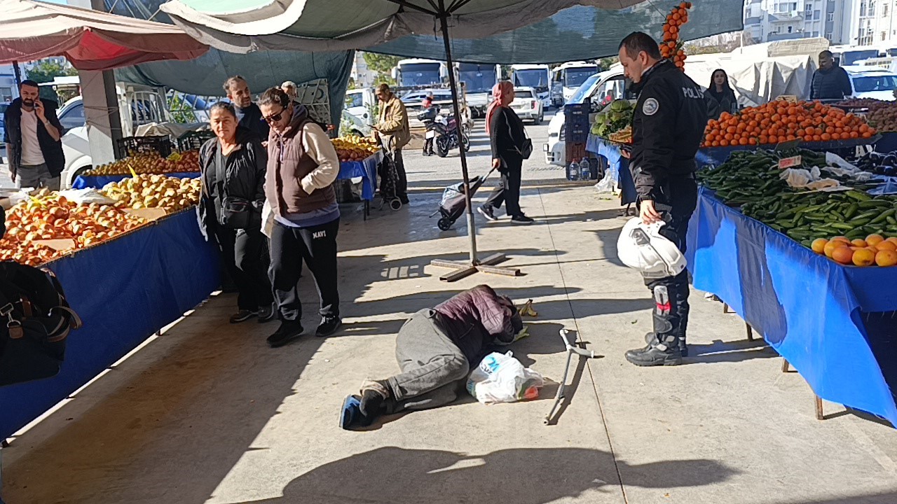 Alkolün etkisiyle pazaryerinde sızdı, vatandaşlar uyandıramayınca polis ve sağlık ekipleri müdahale etti
