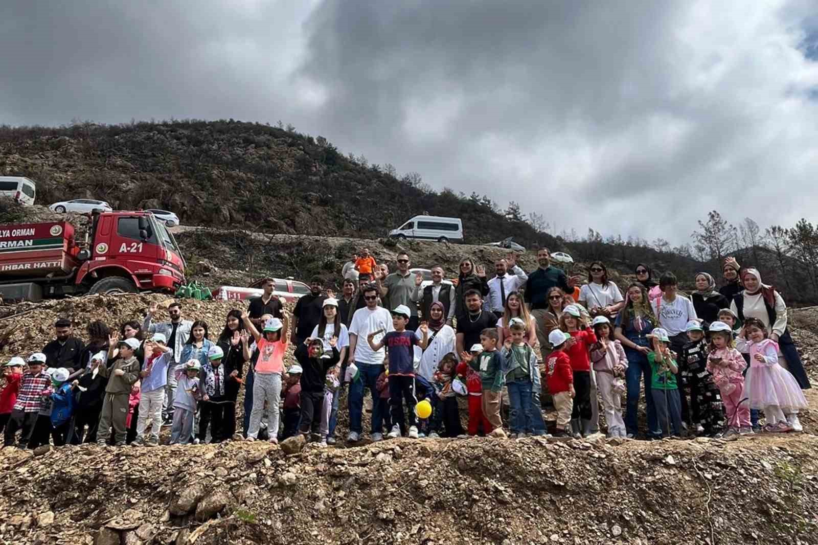 ALKÜ’lü minikler fidan dikip çilek topladı
