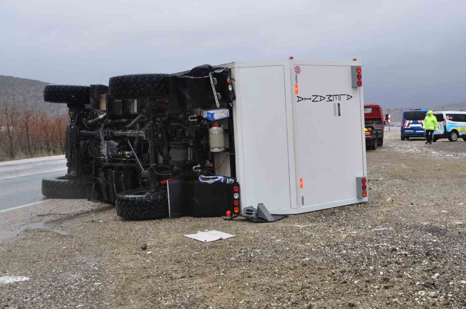 Alman turistin kullandığı karavanla otomobil çarpıştı: 1’i ağır 3 yaralı
