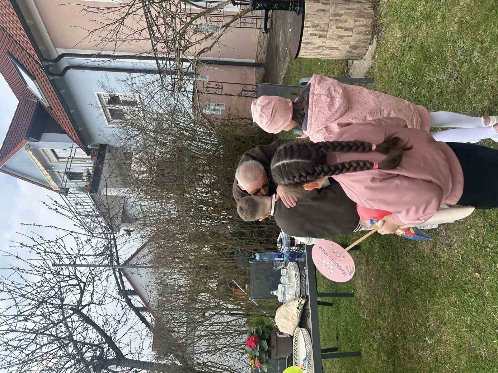 Almanya’da bayram coşkusu: Çocuklar kapı kapı gezip şeker topladı
Almanya’da bayram coşkusu: Çocuklar kapı kapı gezip şeker topladı