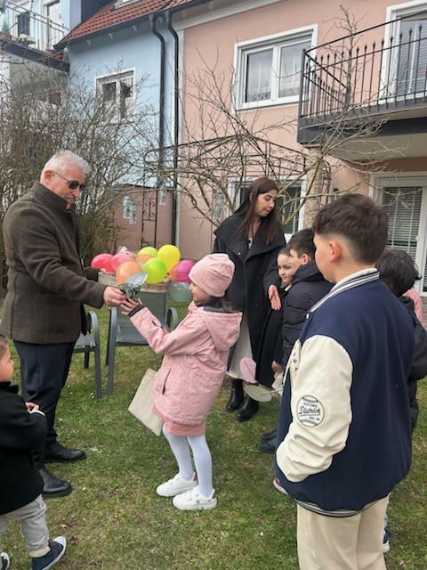 Almanya’da bayram coşkusu: Çocuklar kapı kapı gezip şeker topladı
Almanya’da bayram coşkusu: Çocuklar kapı kapı gezip şeker topladı