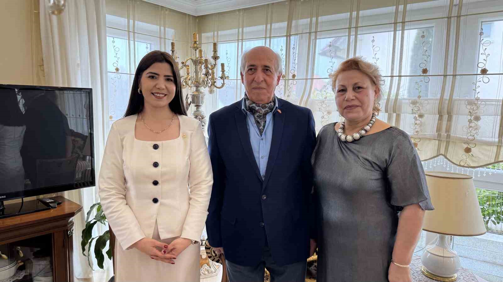 Almanya’da bayram coşkusu: Çocuklar kapı kapı gezip şeker topladı
Almanya’da bayram coşkusu: Çocuklar kapı kapı gezip şeker topladı