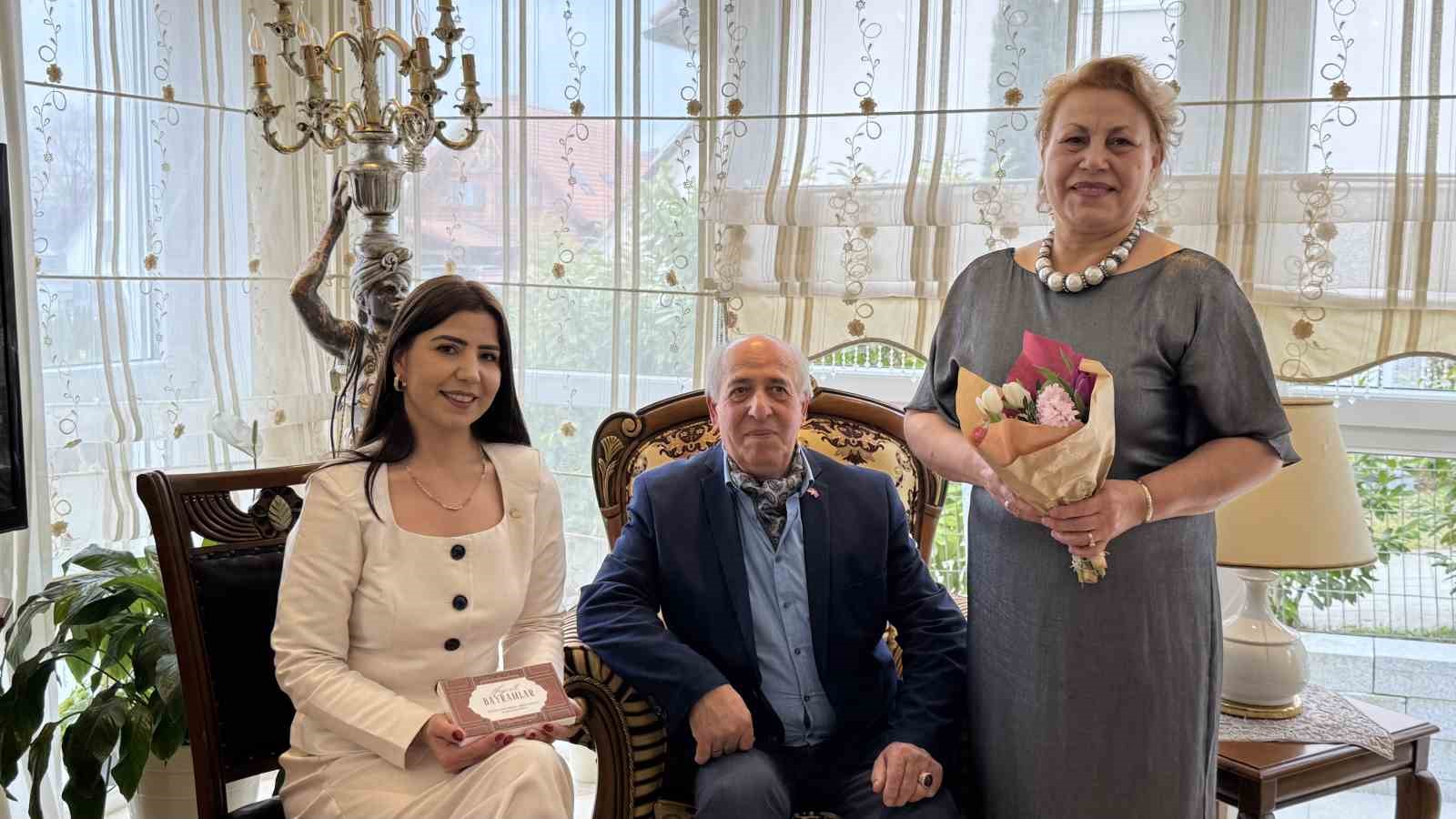 Almanya’da bayram coşkusu: Çocuklar kapı kapı gezip şeker topladı
Almanya’da bayram coşkusu: Çocuklar kapı kapı gezip şeker topladı