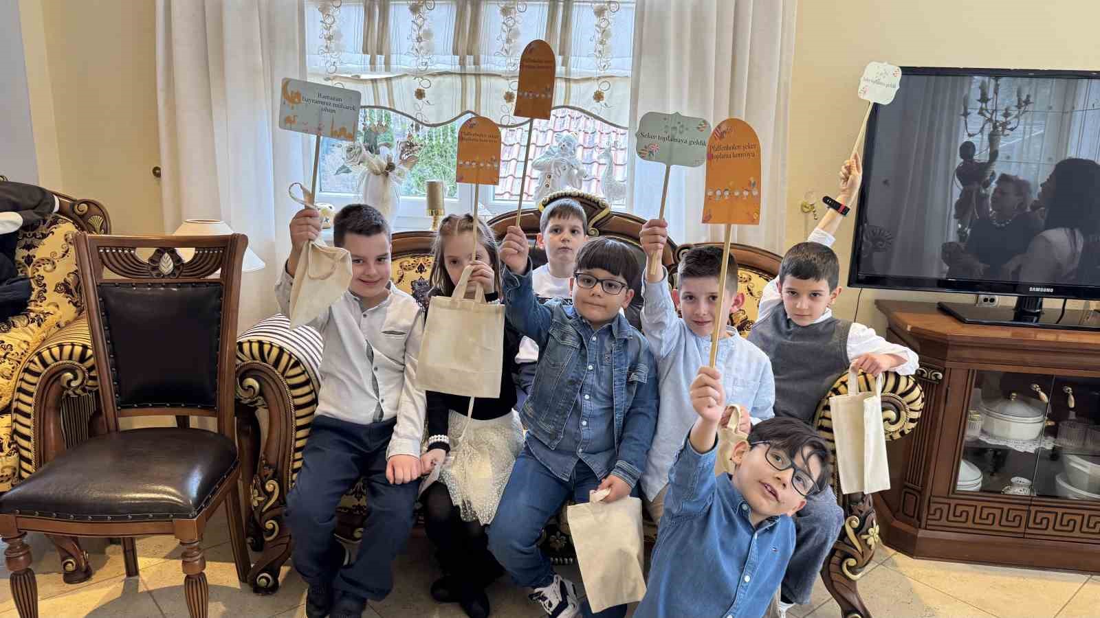 Almanya’da bayram coşkusu: Çocuklar kapı kapı gezip şeker topladı
Almanya’da bayram coşkusu: Çocuklar kapı kapı gezip şeker topladı