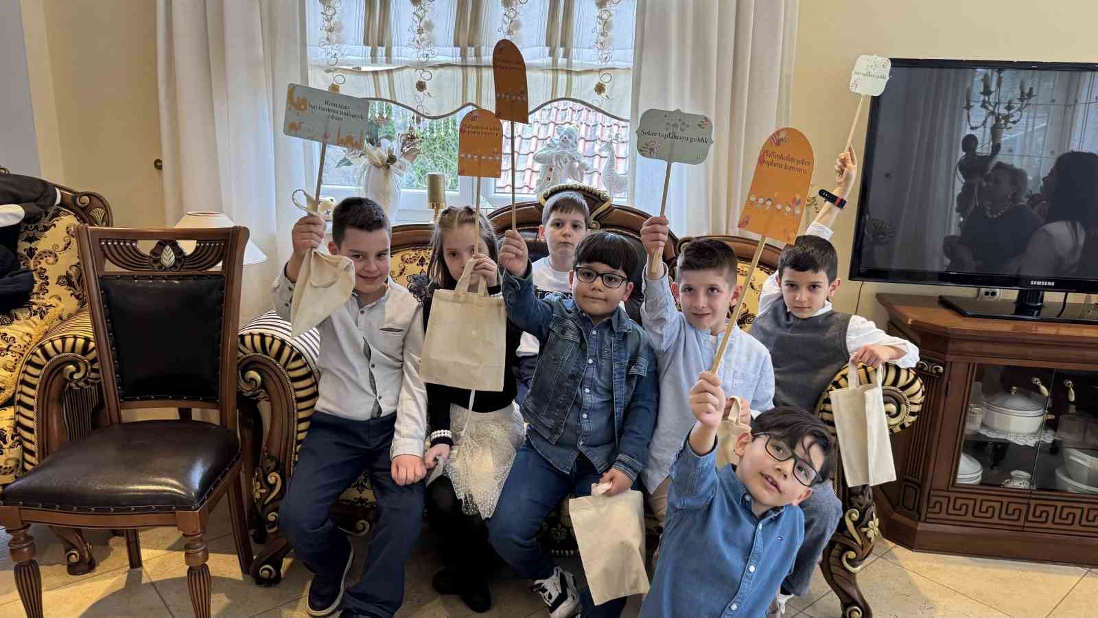 Almanya’da bayram coşkusu: Çocuklar kapı kapı gezip şeker topladı
Almanya’da bayram coşkusu: Çocuklar kapı kapı gezip şeker topladı