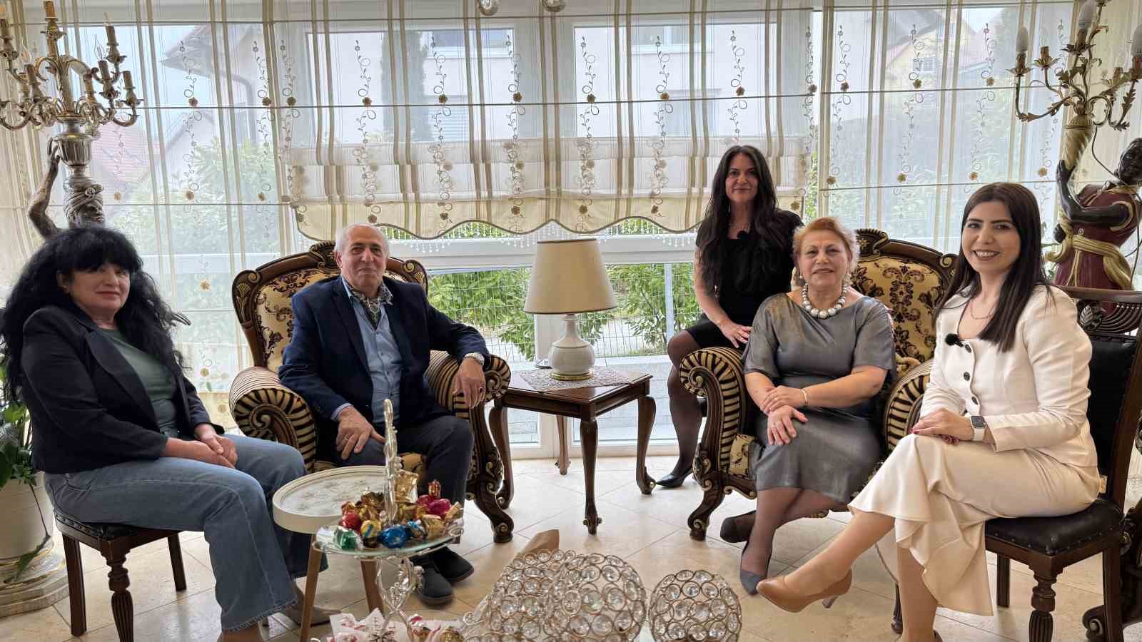 Almanya’da bayram coşkusu: Çocuklar kapı kapı gezip şeker topladı
Almanya’da bayram coşkusu: Çocuklar kapı kapı gezip şeker topladı