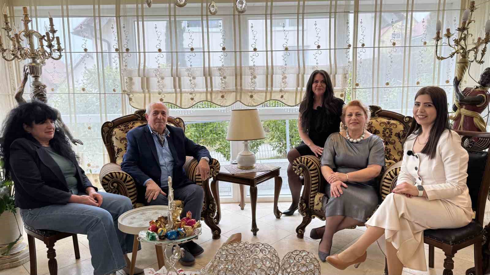 Almanya’da bayram coşkusu: Çocuklar kapı kapı gezip şeker topladı
Almanya’da bayram coşkusu: Çocuklar kapı kapı gezip şeker topladı