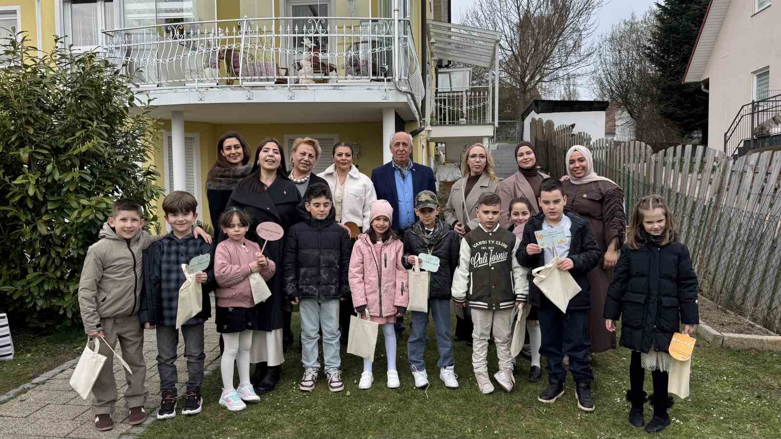 Almanya’da bayram coşkusu: Çocuklar kapı kapı gezip şeker topladı
Almanya’da bayram coşkusu: Çocuklar kapı kapı gezip şeker topladı