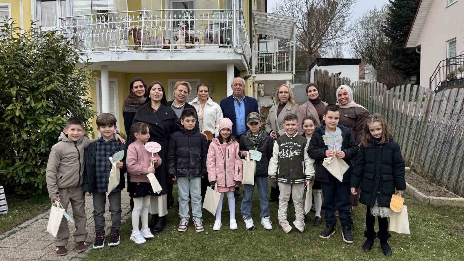 Almanya’da bayram coşkusu: Çocuklar kapı kapı gezip şeker topladı
Almanya’da bayram coşkusu: Çocuklar kapı kapı gezip şeker topladı