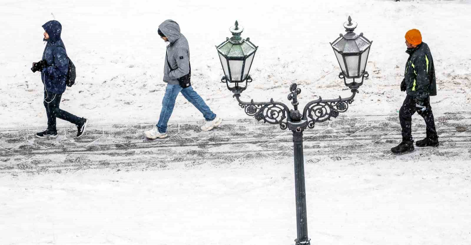 Almanya’da "Elli" kar fırtınası: Okullar tatil edildi
