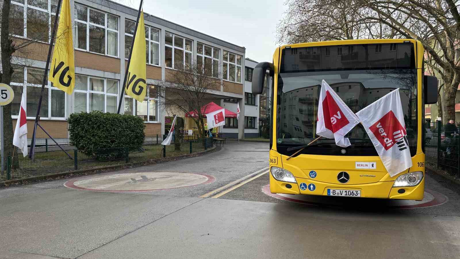 Almanya’da toplu taşıma çalışanlarının 2 günlük grevi başladı
Almanya’da toplu taşıma çalışanlarının 2 günlük grevi başladı