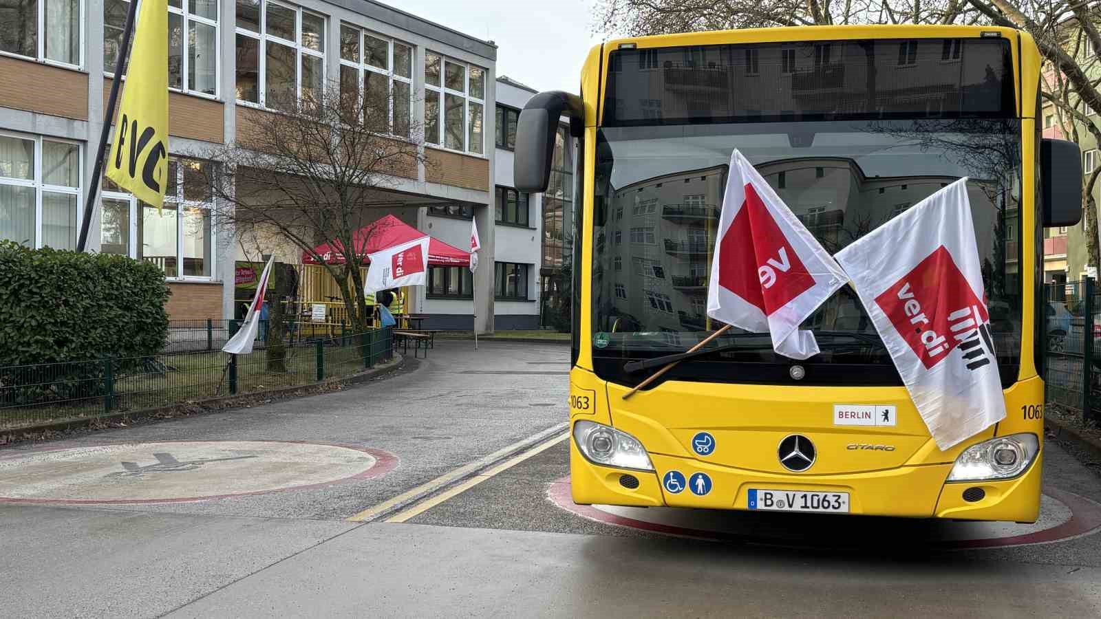 Almanya’da toplu taşıma çalışanlarının 2 günlük grevi başladı
Almanya’da toplu taşıma çalışanlarının 2 günlük grevi başladı