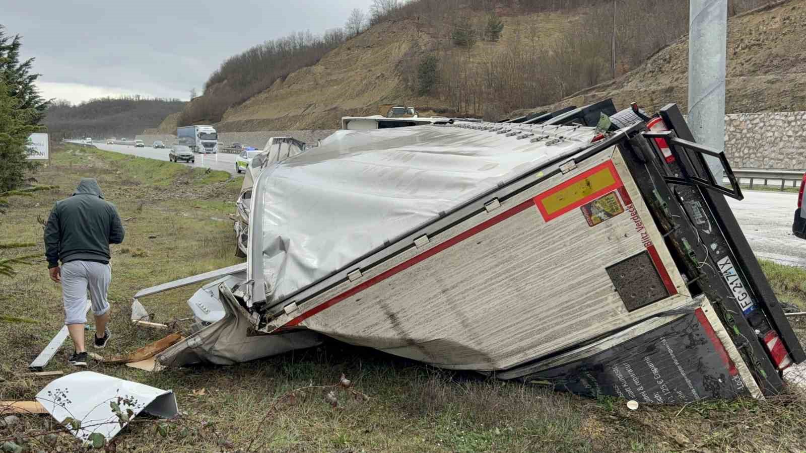 Almanya’dan Türkmenistan’a giden tır Samsun’da devrildi: 1 yaralı
