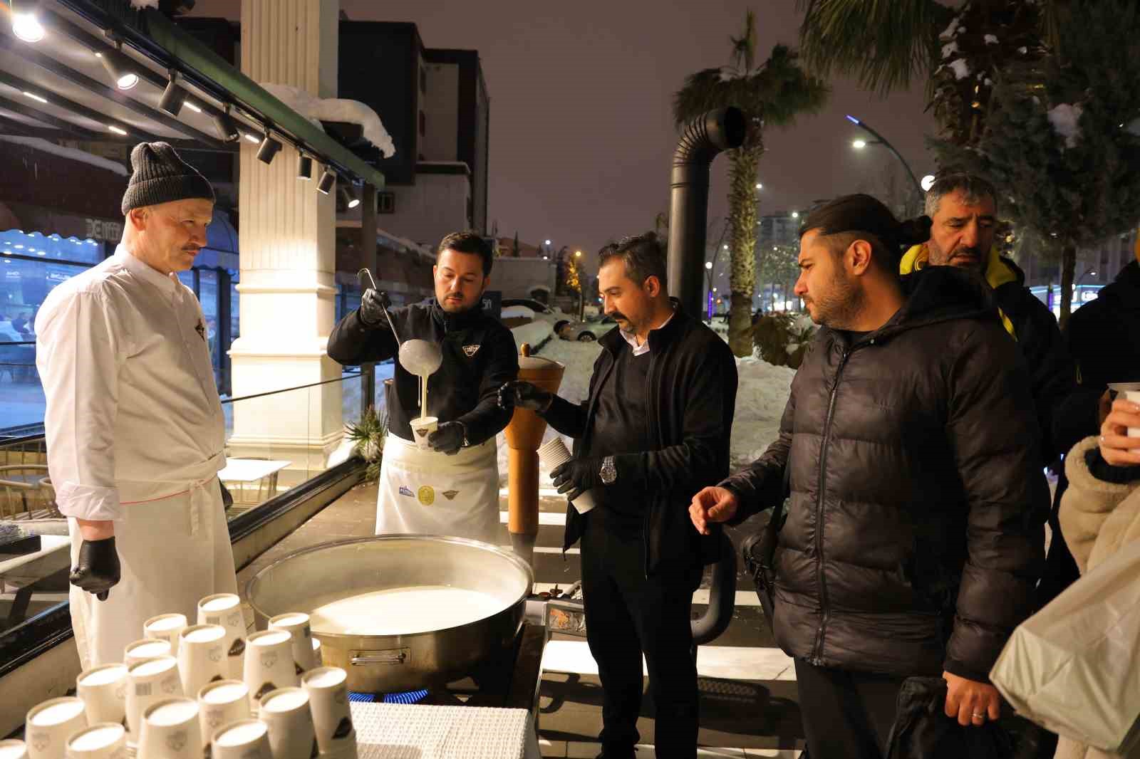 Alpedo’dan soğuk kış akşamı 1 ton ücretsiz salep ikramı
