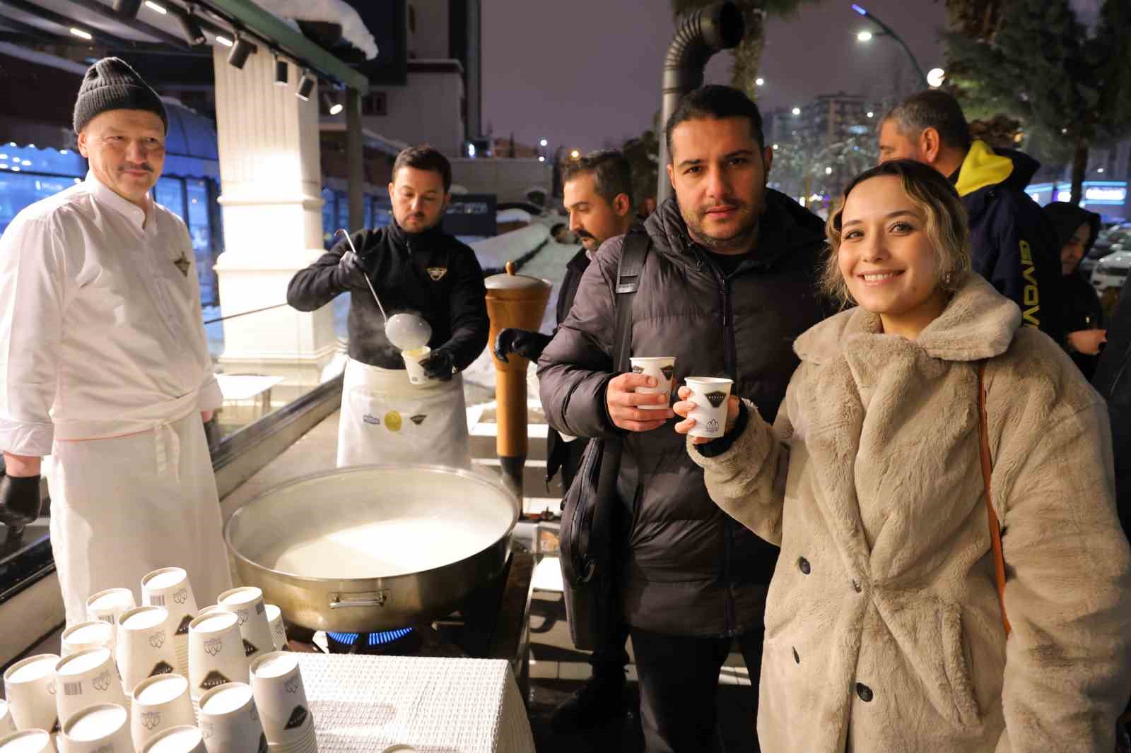 Alpedo’dan soğuk kış akşamı 1 ton ücretsiz salep ikramı
