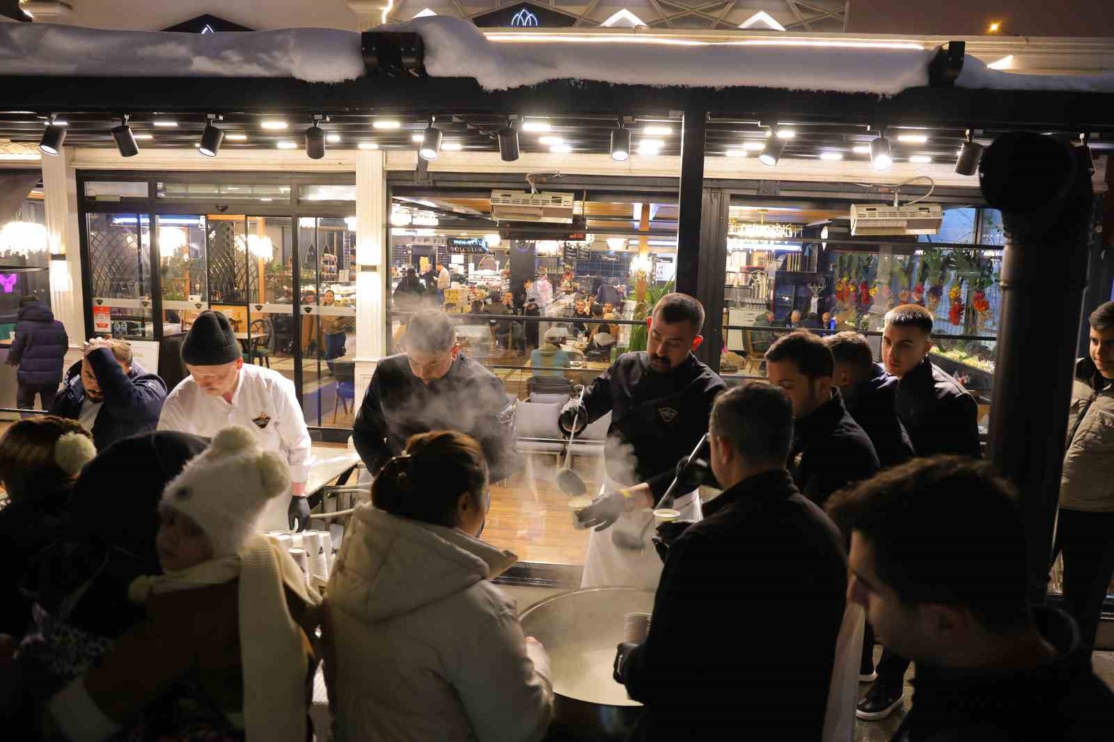 Alpedo’dan soğuk kış akşamı 1 ton ücretsiz salep ikramı
