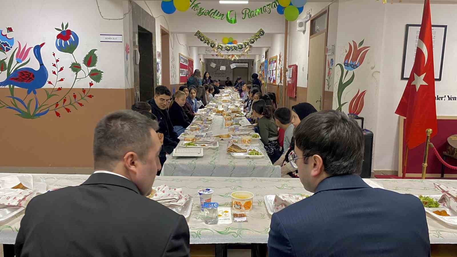Alpu Kaymakamı Timur, ortaokul öğrencileriyle iftar yaptı
