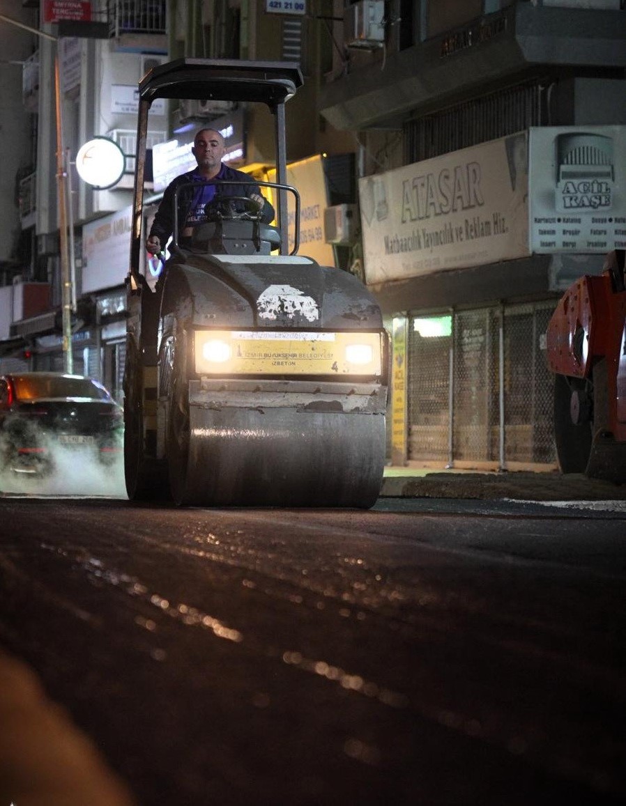 Alsancak’ta altyapısı tamamlanan sokaklar asfaltlanıyor
