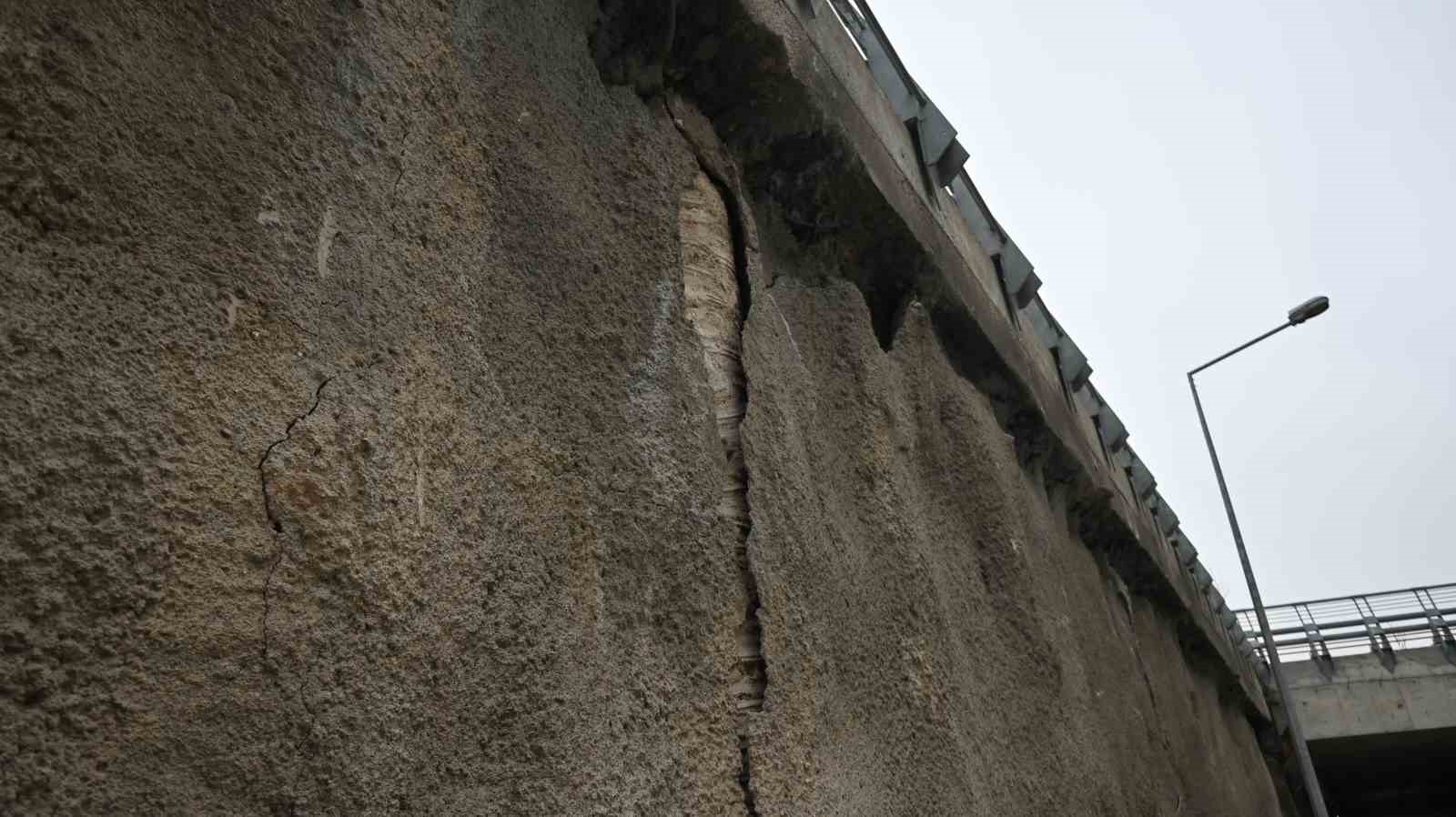 Alt geçidin beton bloklarındaki ayrılmalar tehlike oluşturuyor
