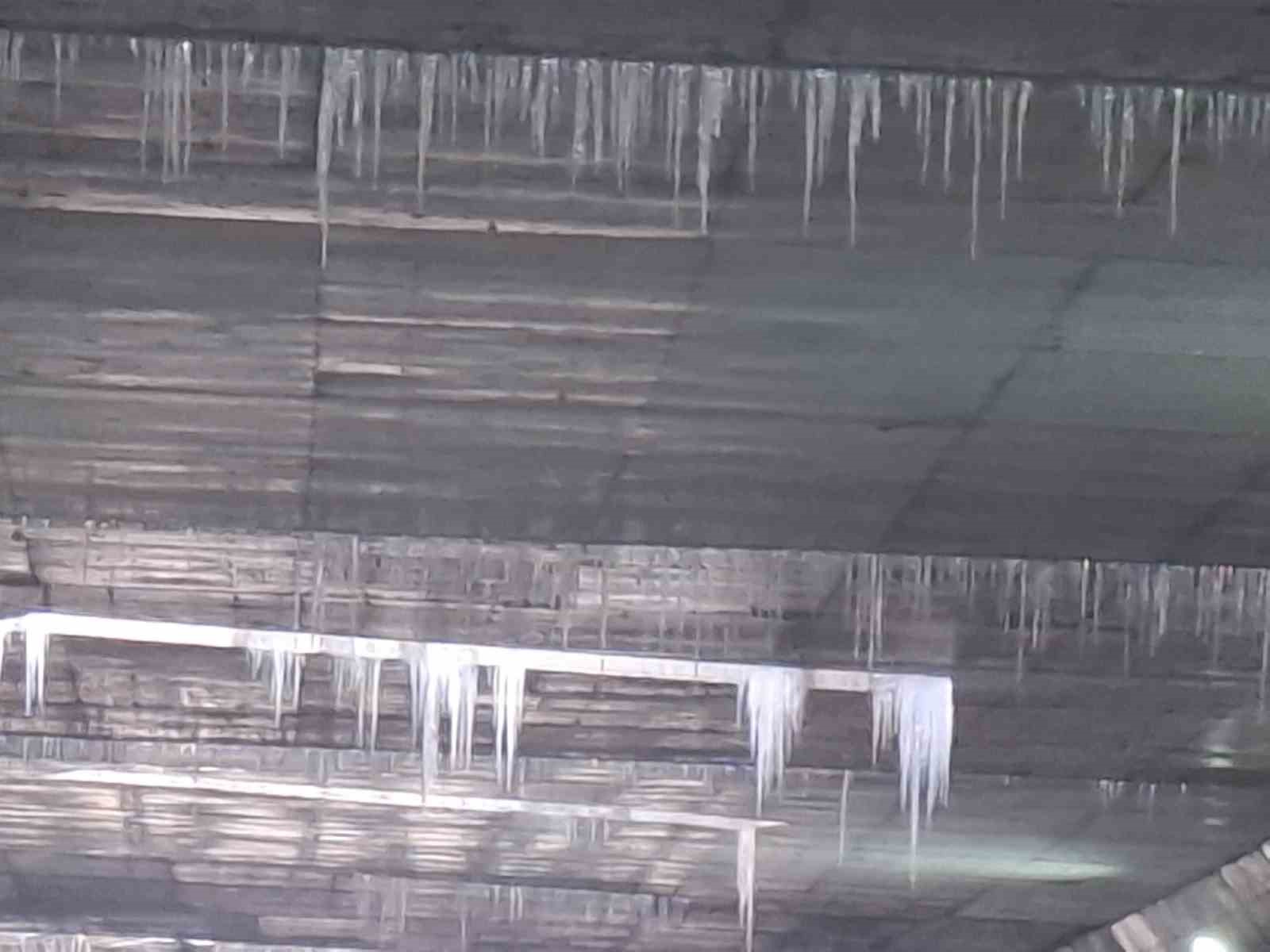 Alt geçitteki buz sarkıtı araç camını kırdı
