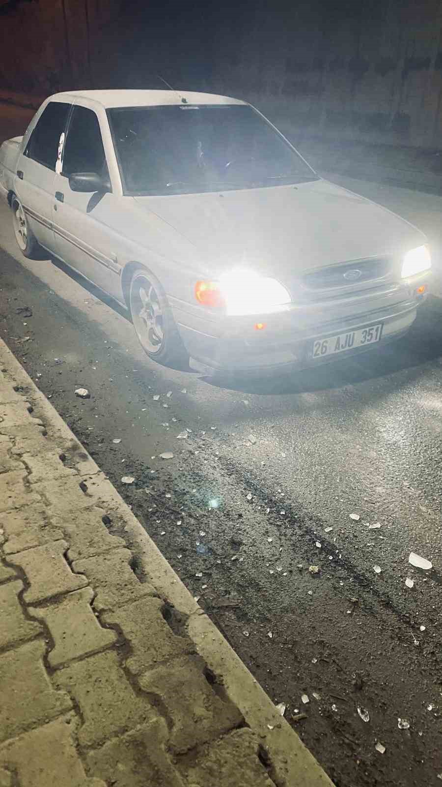 Alt geçitteki buz sarkıtı araç camını kırdı
