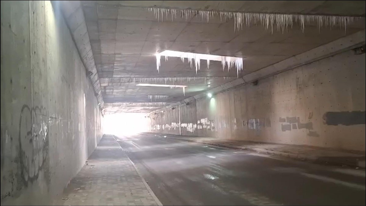 Altgeçitteki buz sarkıtları sürücüleri tedirgin etmeye devam ediyor
