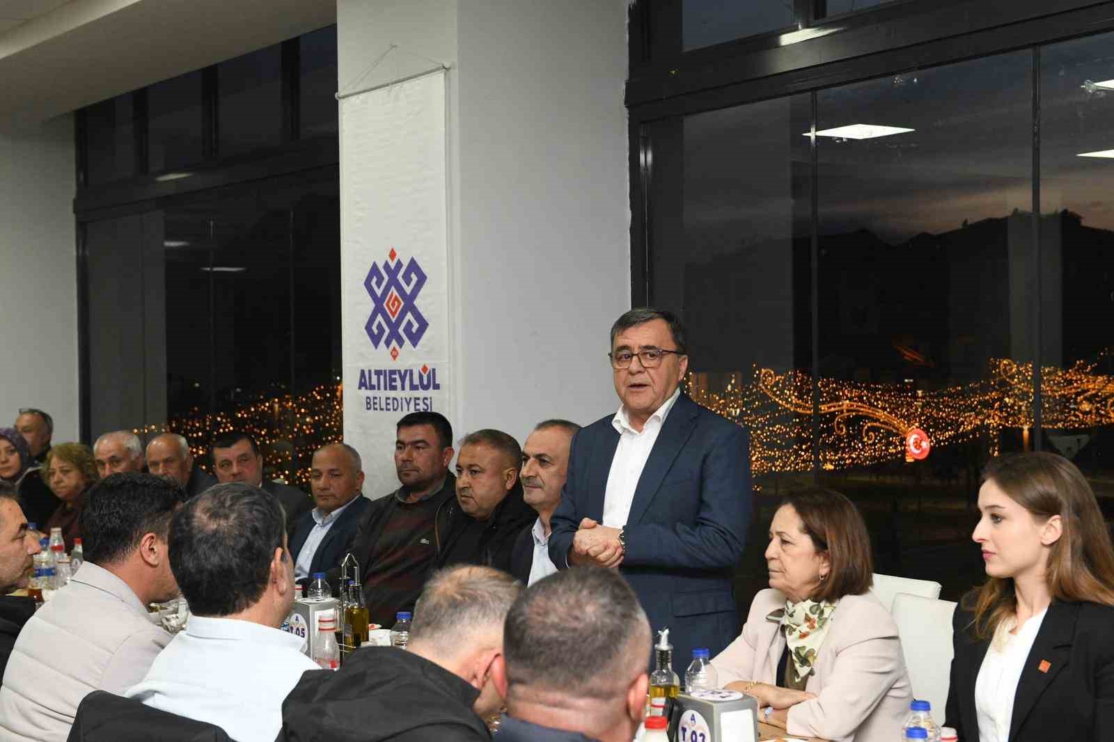 Altıeylül Belediyesi muhtarlarla ramazan sofrasını paylaştı
