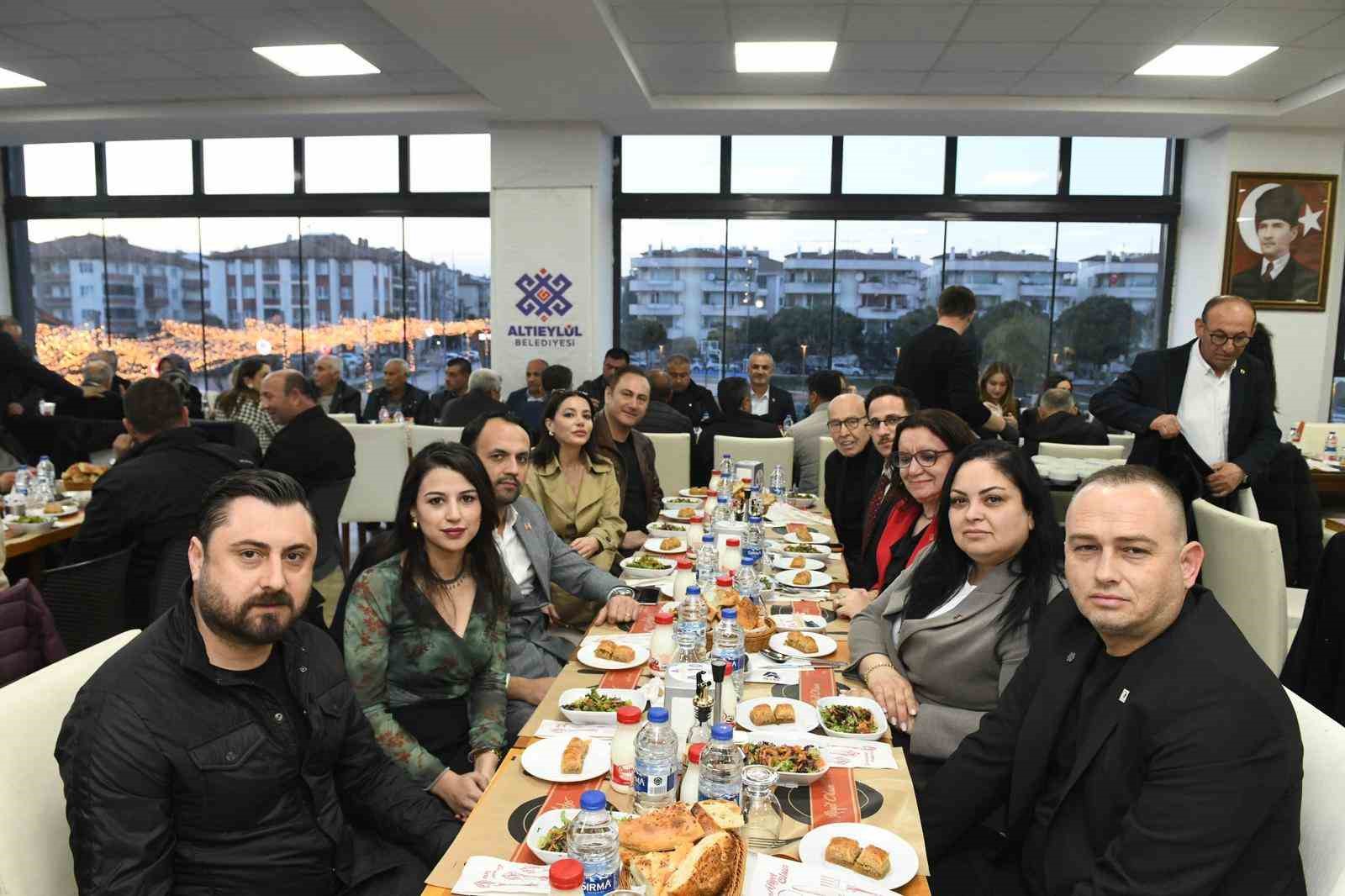 Altıeylül Belediyesi muhtarlarla ramazan sofrasını paylaştı
