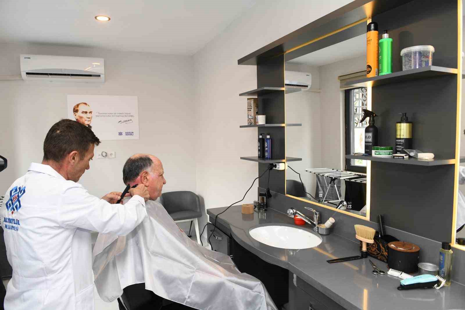 Altıeylül Belediyesi’nden emeklilere "Halk Berberi" hizmeti
