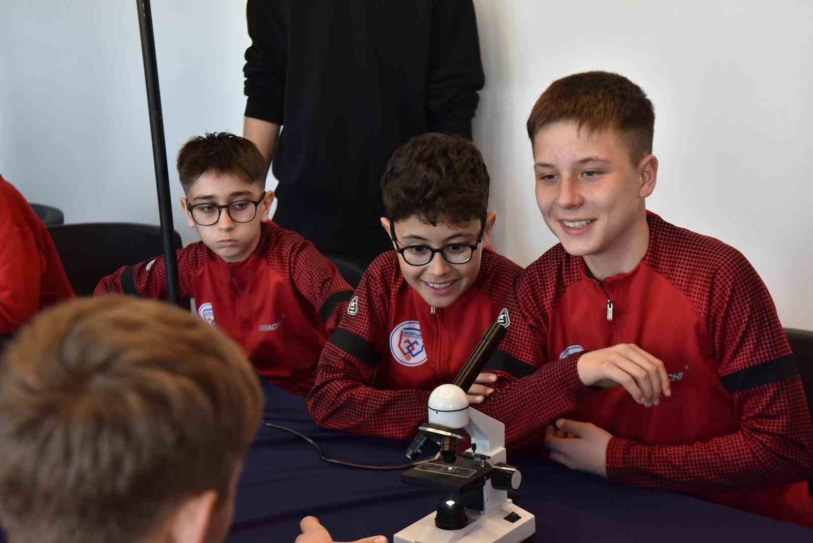 Altıeylül Belediyesporun sporcuları bilim dünyasını keşfetti
