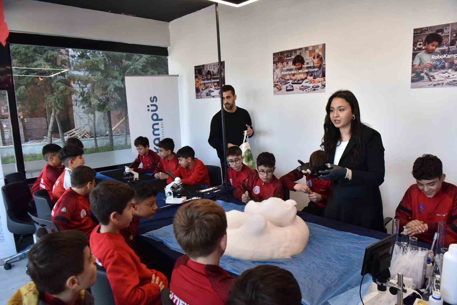Altıeylül Belediyesporun sporcuları bilim dünyasını keşfetti
