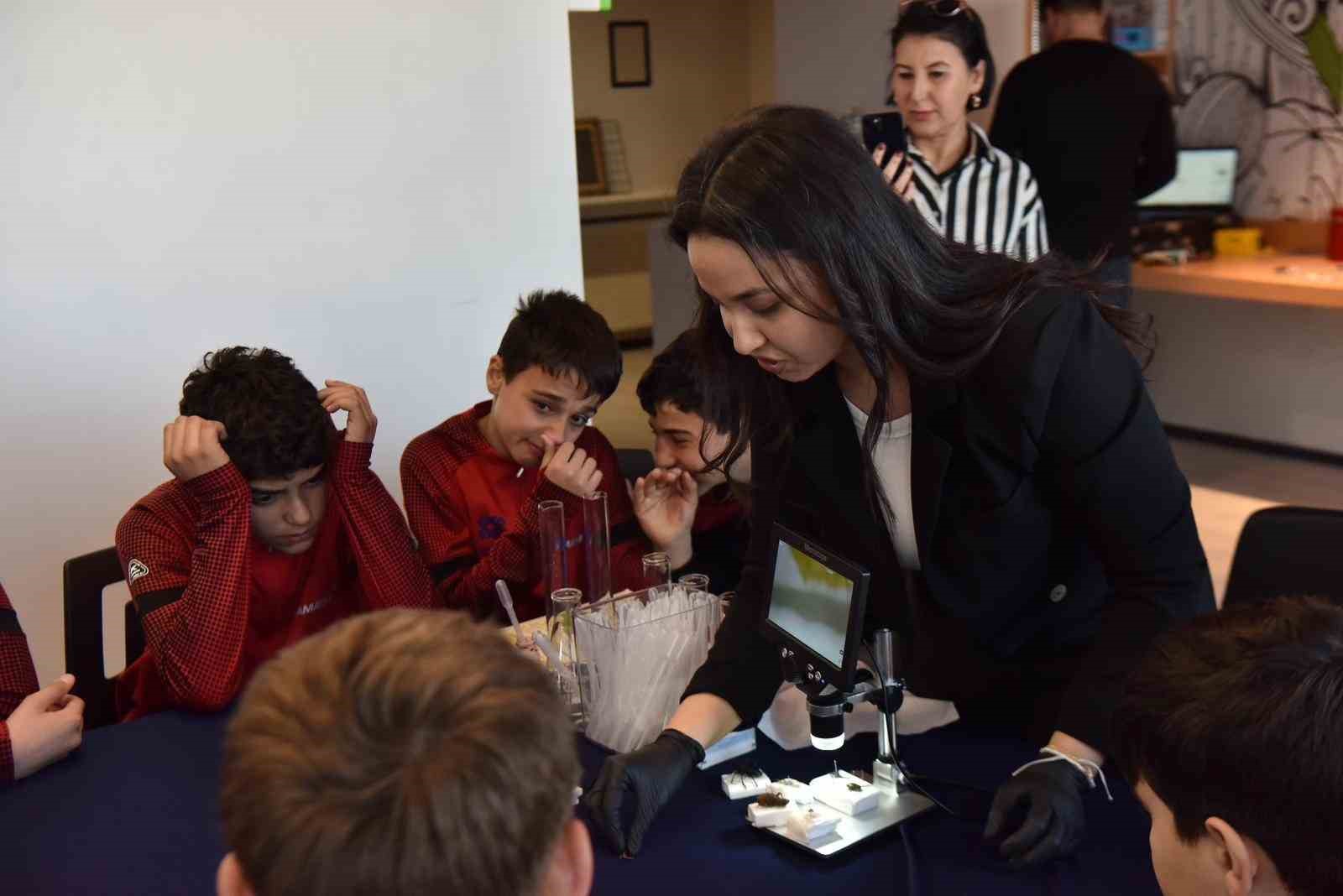 Altıeylül Belediyesporun sporcuları bilim dünyasını keşfetti
