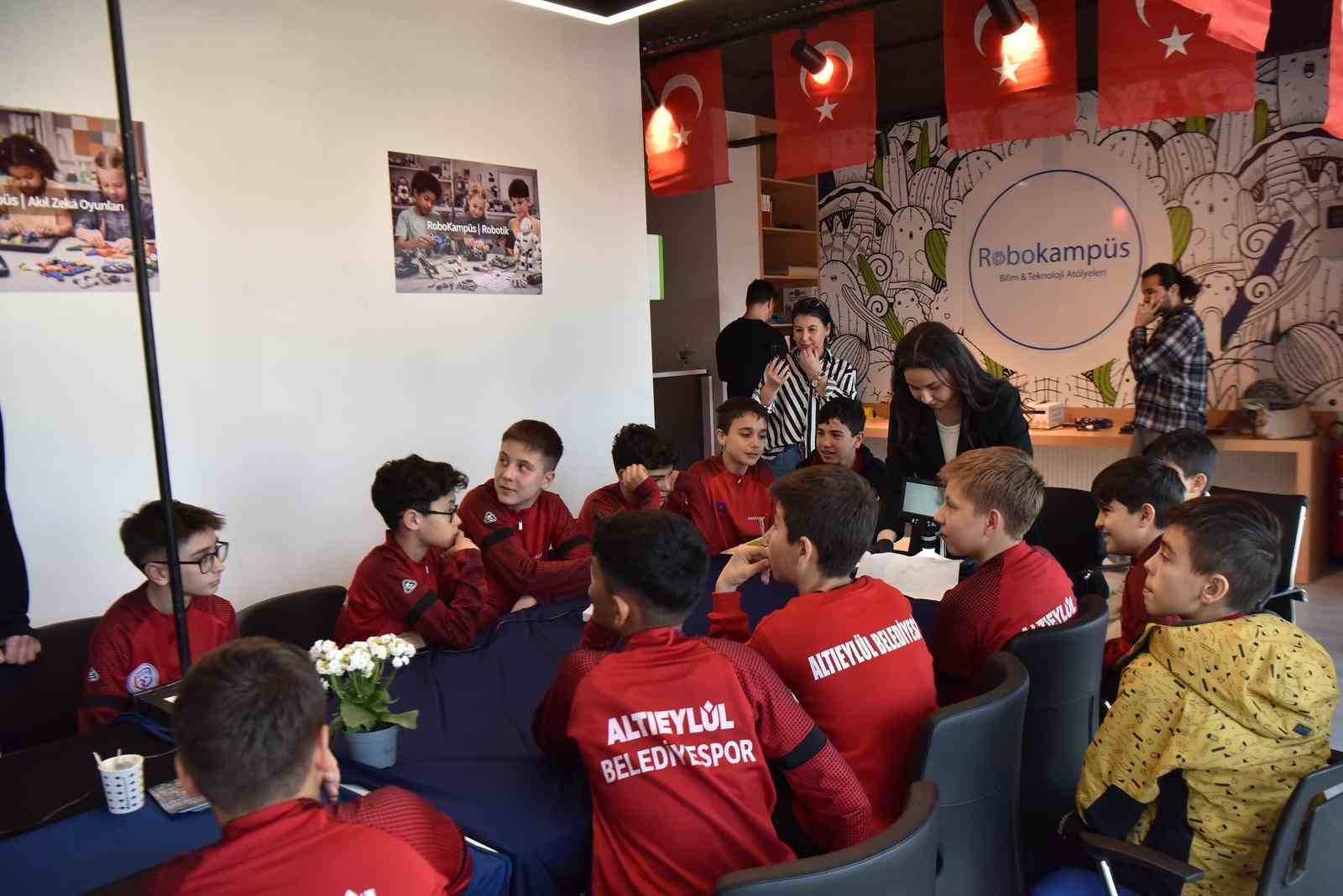 Altıeylül Belediyesporun sporcuları bilim dünyasını keşfetti
