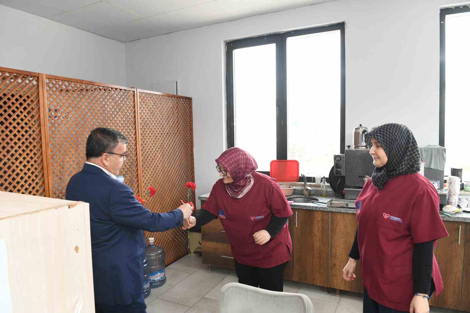 Altıeylül’ de kadın emeğine karanfilli kutlama
