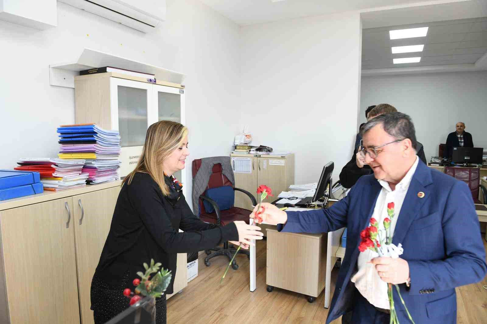 Altıeylül’ de kadın emeğine karanfilli kutlama
