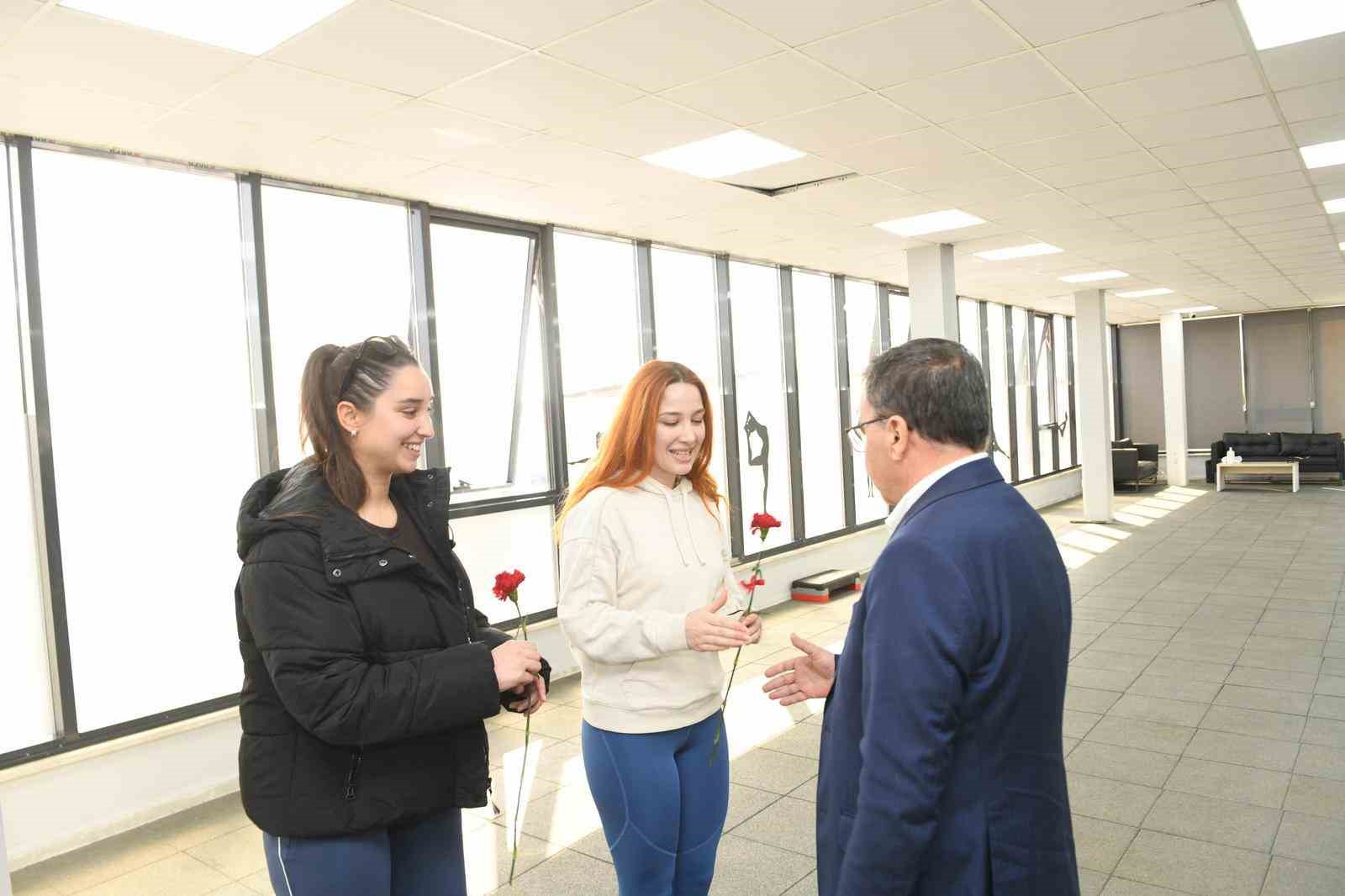 Altıeylül’ de kadın emeğine karanfilli kutlama
