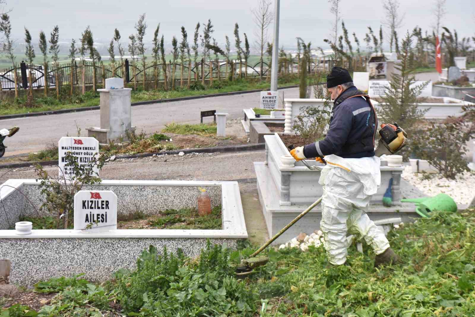 Altıeylül’de bayram öncesi mezarlıklarda yoğun mesai
