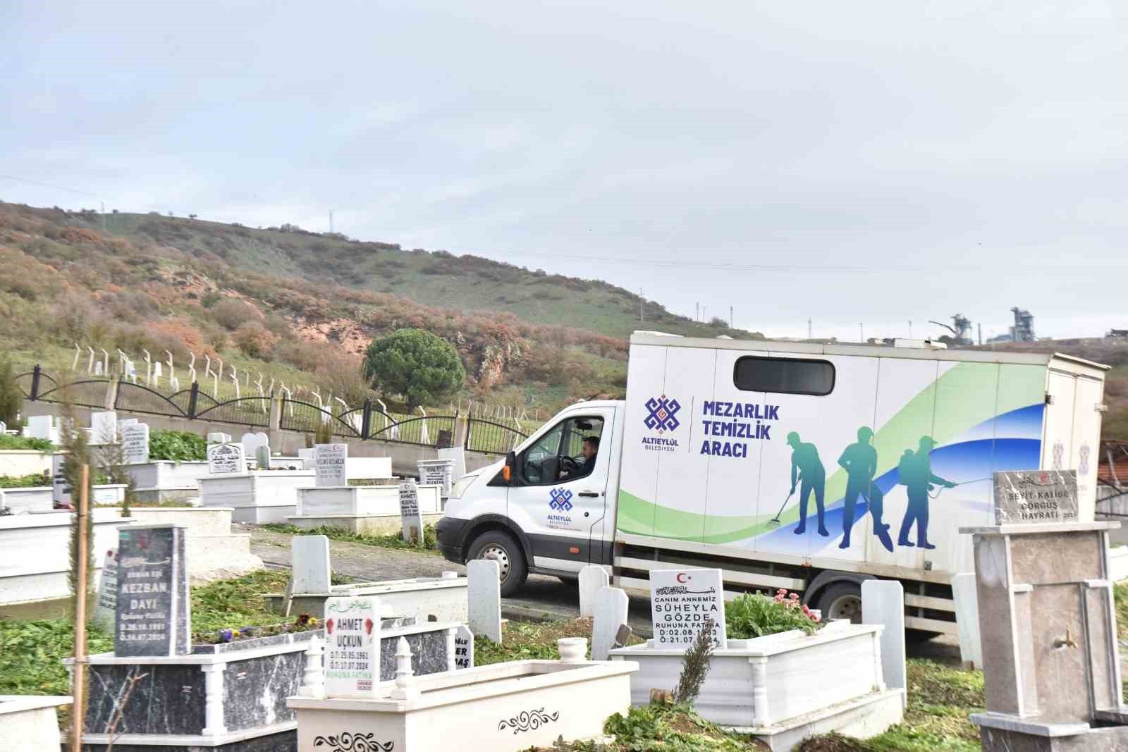 Altıeylül’de bayram öncesi mezarlıklarda yoğun mesai
