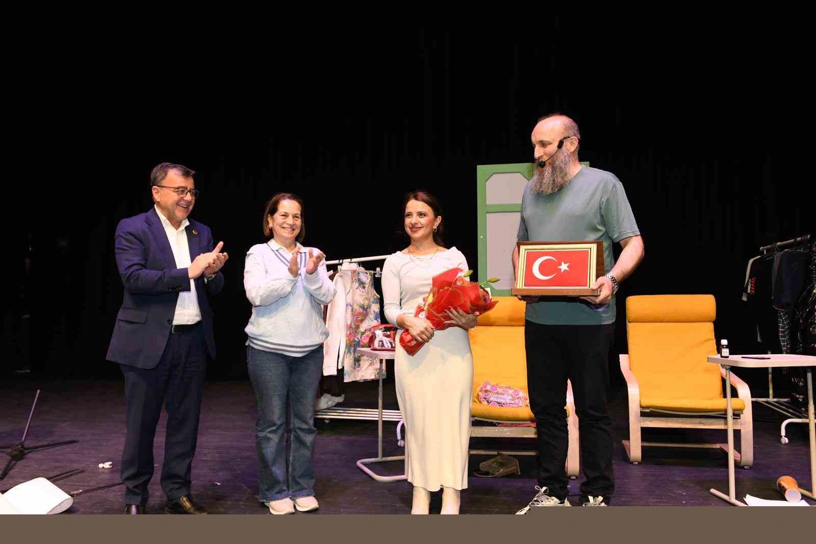 Altıeylül’de tiyatro dolu gece
